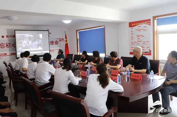 济南齐鲁花园医院副院长史雪征一行专程来到济南公交东部公司表达对王玲玲果敢救人的敬意