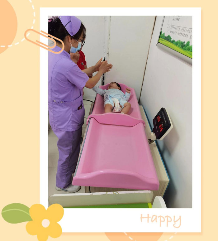 齐鲁花园医院社区卫生服务站儿保工作人员对家长提出的问题进行了耐心解答