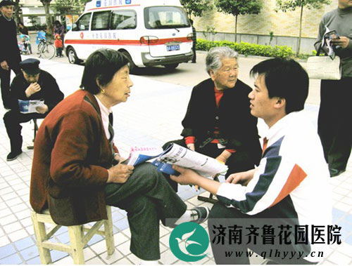 为居民朋友讲解健康知识