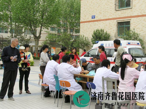 我院专家在世界精神卫生日活动现场义诊