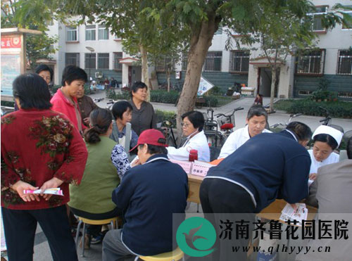 免费给居民发放《结核病防治知识》宣传材料