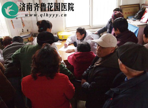 我院组织医护人员到王舍人镇梁二村为村民进行优惠查体活动
