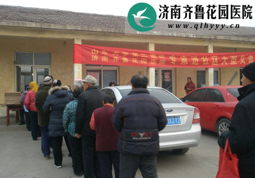 我院组织医护人员到王舍人镇梁二村为村民进行优惠查体活动