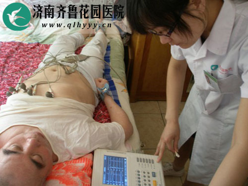 免费上门为老年人做心电图