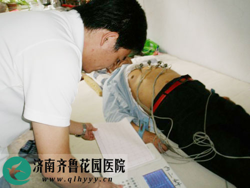 上门为社区居民免费做心电图检查