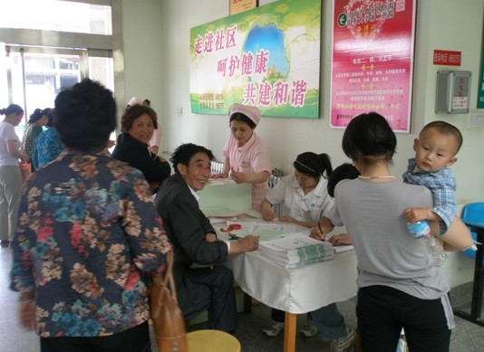 我服务站在医院和小区内免费给居民发放《手足口病防治知识》、《狂犬病防治知识》、《水痘防治知识》、《流行性腮腺炎防治知识》《结核病防治知识》等宣传材料,