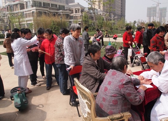 免费给居民发放《儿童预防接种免疫程序》宣传材料