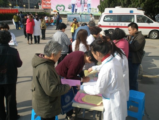 2013年11月14日是糖尿病日，为了搞好这次活动，我站诚邀济南市技术质量监督局工作人员来我站免费给居民监测血压计、血糖仪，邀请山东省施尔明眼科医院防盲车及专家一行来我站为居民免费进行视力、眼底检查，我站派出内科、中医科专家现场义诊、免费测血压、血糖，给居民发放各类糖尿病宣传资料。