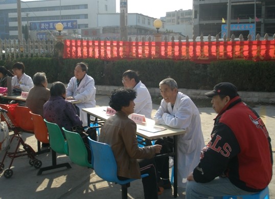 我站派出内科、中医科专家现场义诊、免费测血压、血糖，给居民发放各类糖尿病宣传资料。