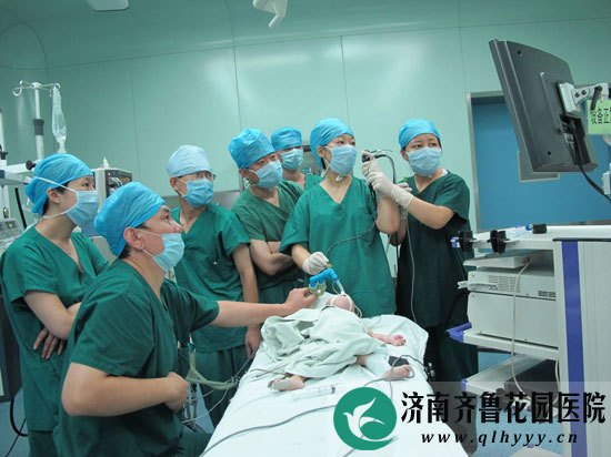 济南市儿童医院呼吸介入科主任、副主任医师孟晨(右二)