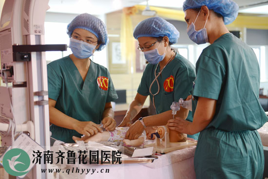 济南市妇幼保健院新生儿窒息复苏知识技能竞赛代表队,从左至右:杨秋红、李霞、牛余霞