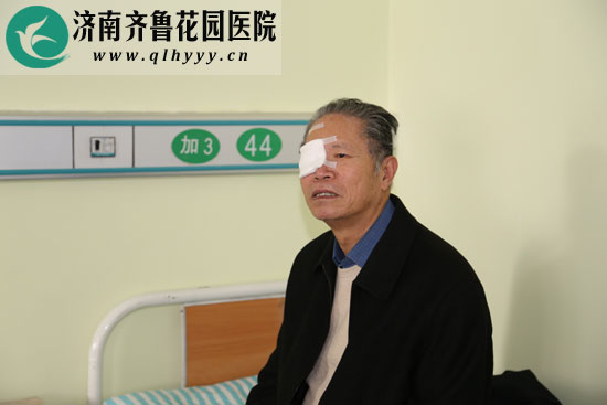 这位叔叔双眼都有白内障,本次先实施了右眼的白内障免费手术