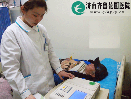 为查体者做心电图监测