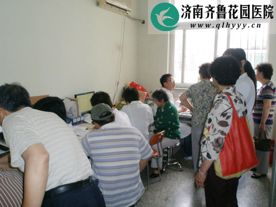 我院社区管理科全体人员以微笑和热情服务于社区居民得到广泛认可