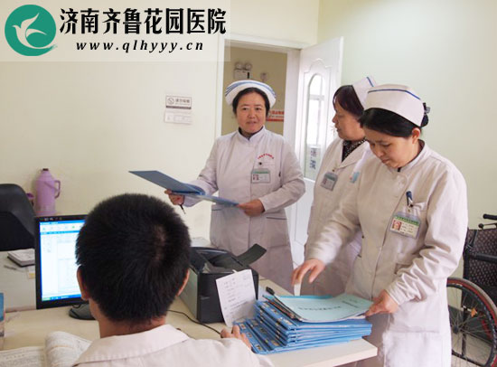 护理部检查二病区护理文书的书写规范与否