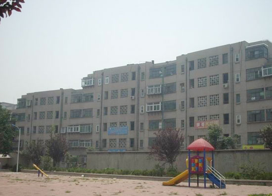 化纤小区因管道泄漏再次停水。虽然每次停水时间不长,但是停水过于频繁,让小区居民不胜其烦。记者了解到,目前水务集团正在推动小区加入市政管网工作,小区有望于今年5月告别自备井。