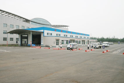 车辆年审则要简单的多。只需带好行驶证、身份证、交强险副本再带上现金,去济南各大检测线处审车即可。