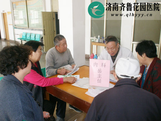 短短的3个小时，三百多份体检结果，在小区居民自觉排队的情况下，主任们都一一做了解答并进行健康生活指导。