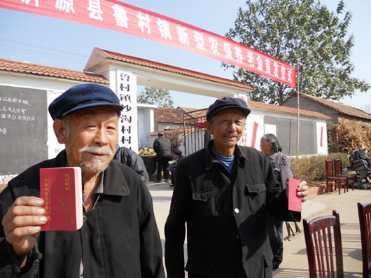 参保人员达到城镇职工养老保险规定的法定退休年龄后,可以申请办理城乡养老保险制度衔接手续,只要在城镇职工养老保险缴费年限满15年(含延长缴费至15年)的,就可以从城乡居民养老保险转入城镇职工养老保险并享受相应的待遇,如果不满15年,可以从城镇职工养老保险转入城乡居民养老保险。