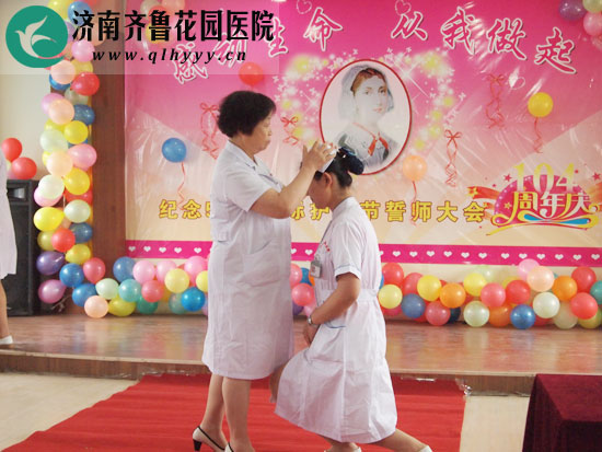 护士节为新护士进行的授帽仪式