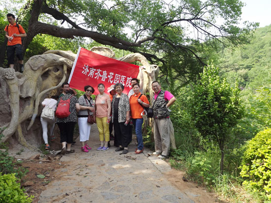 两支登山队伍会合,老同志老当益壮不简单