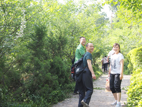 登山有疲惫,回眸笑容还很灿烂