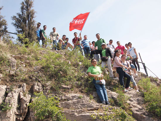 大部队已到达山顶,济南齐鲁花园医院的旗帜高高飘扬在山顶