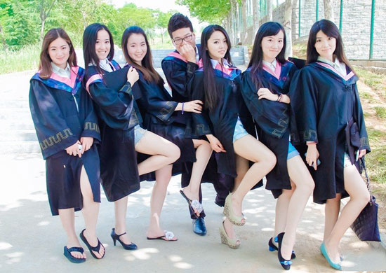 山东师范大学学生毕业照晒美腿