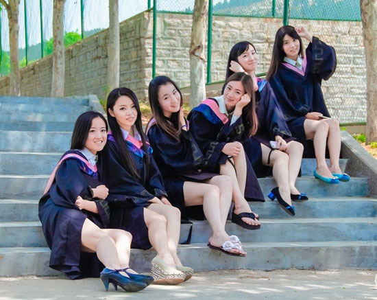 播音系美眉毕业晒美腿