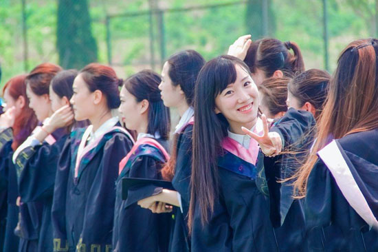 青春靓丽的2014年播音系毕业生等待照毕业照