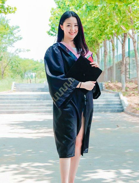 毕业了穿学士服不忘晒美腿