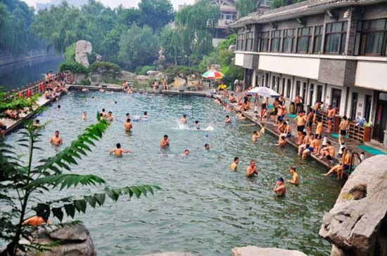 济南泉水浴场夏季开放时间将更改为早6点至晚12点。泉水浴场每周一清洗消毒,暂停开放。