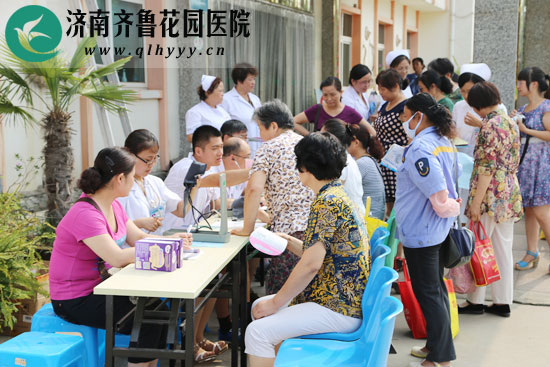 我院在门诊楼前广场举行“728世界肝炎日”科普宣传活动