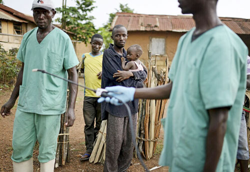 图为7月10日,几内亚,当地的无国界医生正在喷洒消毒液。
