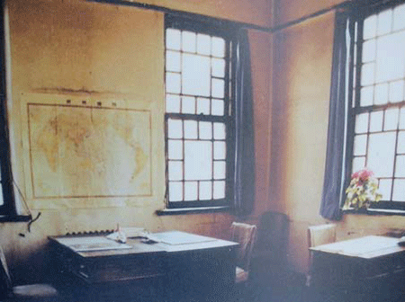 老舍在济南期间最早的一处住所,位于齐鲁大学办公楼麦柯密古楼二楼西头南边的第一个房间,当时是学校的单身宿舍