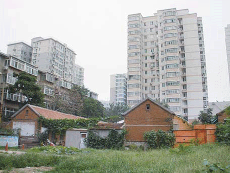 老舍及其家人再次到济南后,暂住在齐鲁大学校园内的老东村平房,大约1个月,这处平房早已不存在。