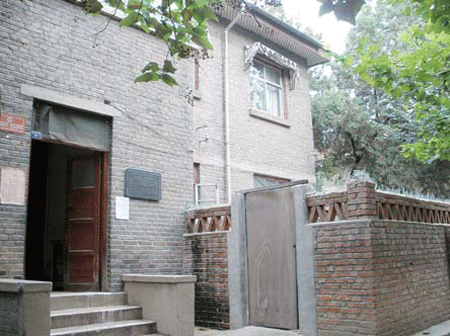 老舍先生一家便搬进了位于齐鲁大学校内长柏路2号的一栋小洋楼内