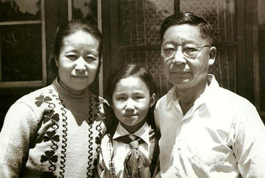 老舍与夫人和女儿合影