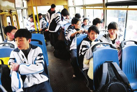 济南公交对办理学生卡手续进行了简化,办理公交学生卡充值业务由原来的每次充值都需要携带相关证件改为每年只需审验时携带