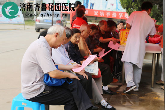 大清早就有小区居民来到活动现场等候