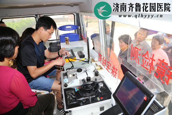 济南质监局的工作人员现场维修居民血压计