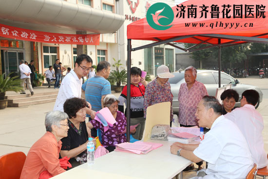 我院组织内科专家现场免费量血压和咨询