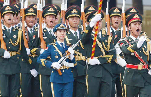 三军仪仗队中女队员的飒爽英姿