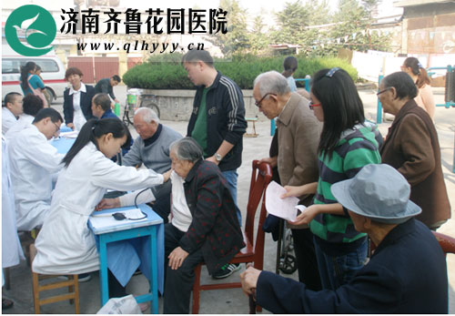 为历下区元新养老院的老年人免费测量血压