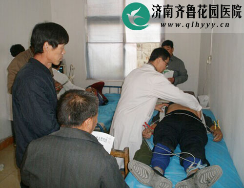 梁二村村民做心电图检查