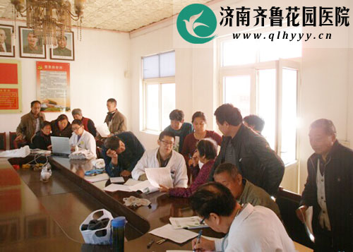 <a href=https://www.qlhyyy.cn/neikexiangguan/ target=_blank class=infotextkey>内科</a>主任亲自为梁二村村民体检并回答健康问题