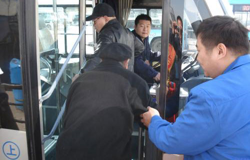 即便不是本地户口的65周岁以上老人,只要去公安部门办理居住证,就可免费乘坐市内公交。