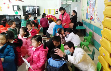 济南齐鲁花园医院为幼儿园小朋友们检查龋齿情况