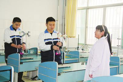 历城二中化学奥赛教练老师刘红梅辅导学生做化学实验