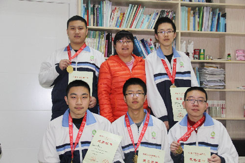 刘红梅老师与获化学奥赛金银牌的学生合影留念
